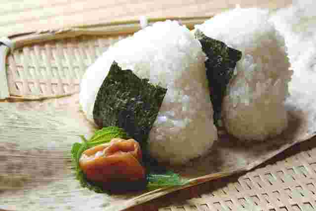 岩塩をつかったおにぎり。梅干しを添えて
