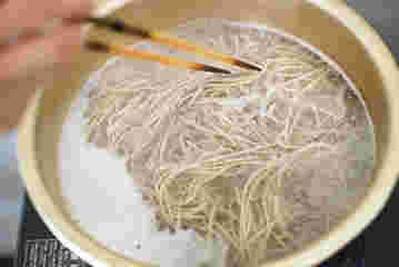 鍋でそばを茹でている様子