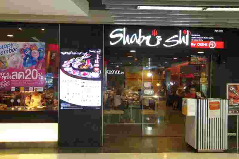 店舗前の自動ドアとポスター
