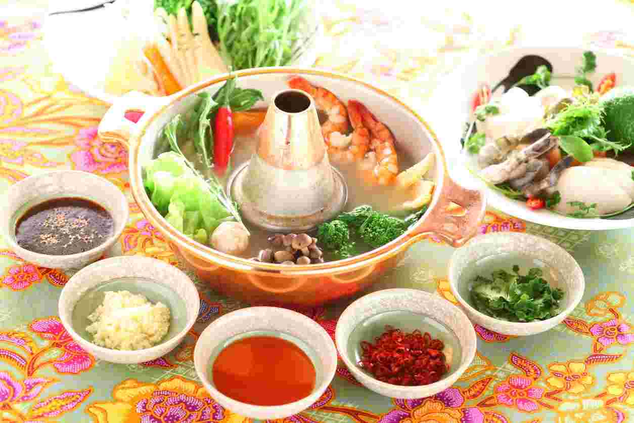 タイスキのまわりの小皿に入った薬味