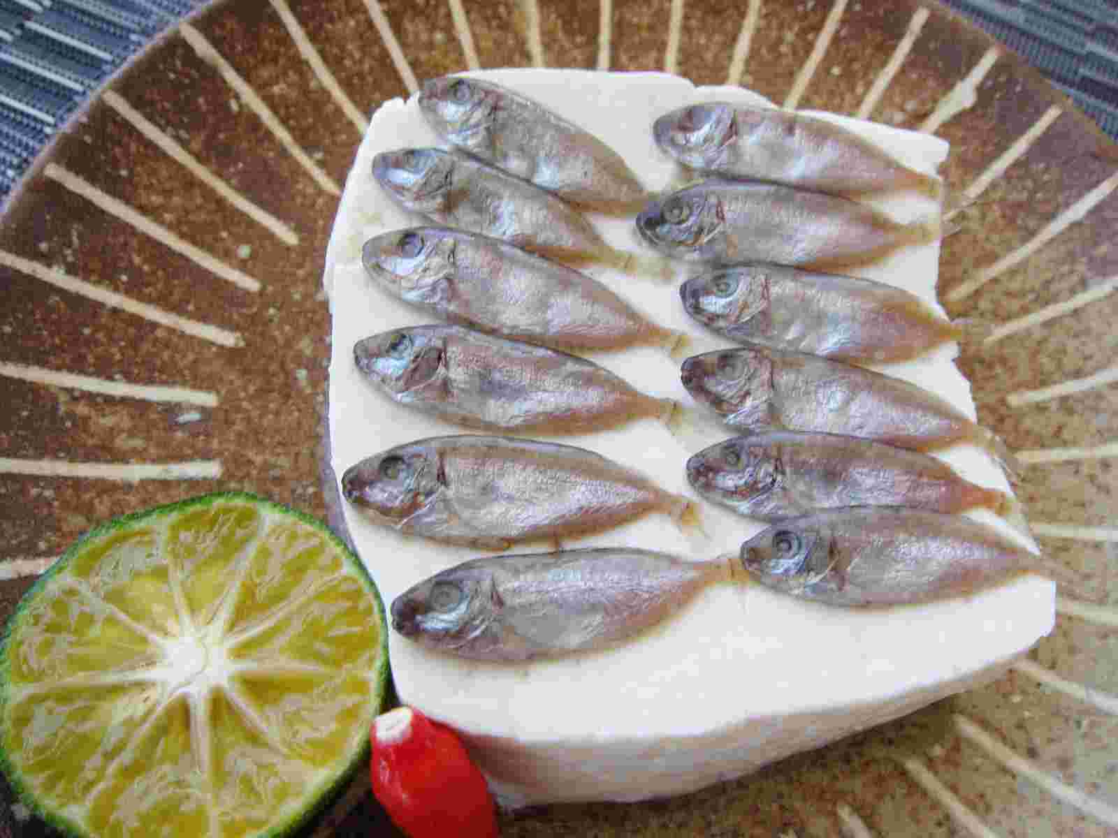 島豆腐の上に乗ったスクガラスの様子