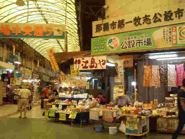 沖縄の土産物市場の様子