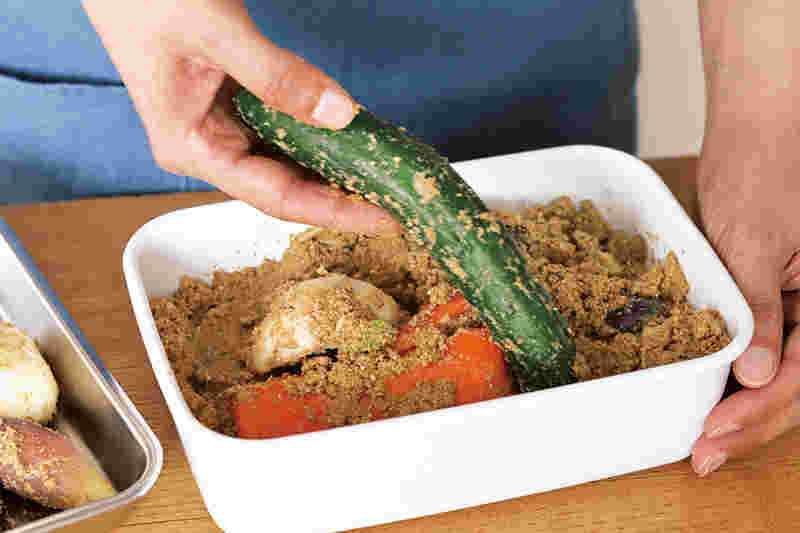 ぬか床から野菜を出す画像