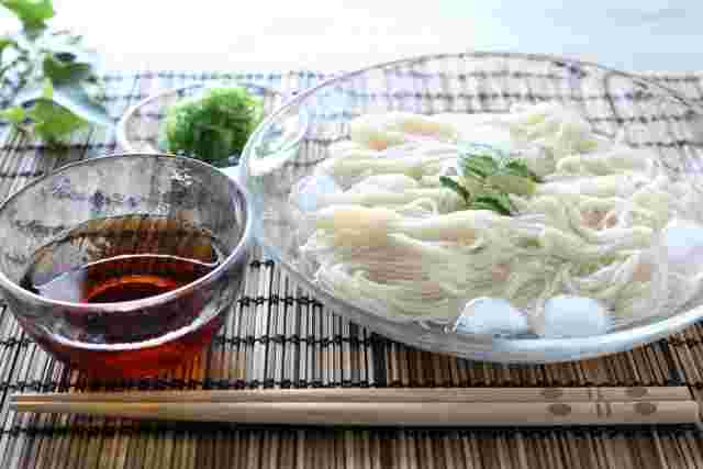 そうめんと麺つゆが置いてある食卓