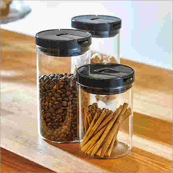 コーヒー豆を入れた容器とシナモンを入れた容器