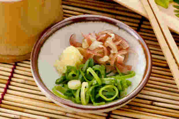 小皿に盛られたそばに使う薬味