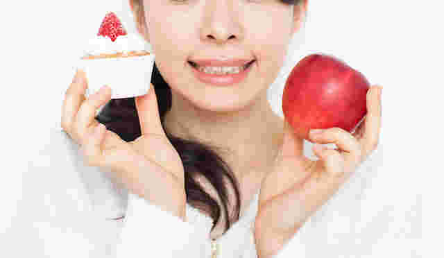 リンゴとケーキを持っているところ