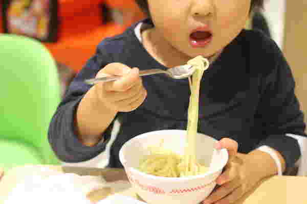 スガキヤのラーメンを食べるキッズ