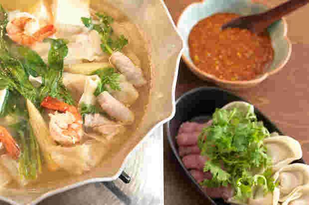 アルミの鍋に入ったタイスキと材料とタレ