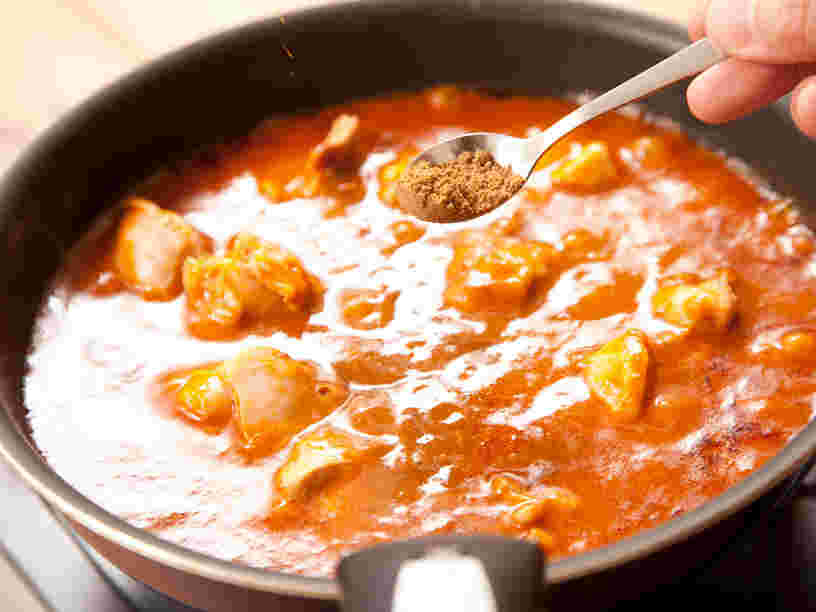 カレーにスパイスを入れている画像