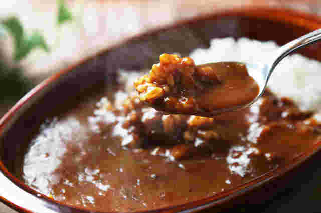 カレーをスプーンですくった画像