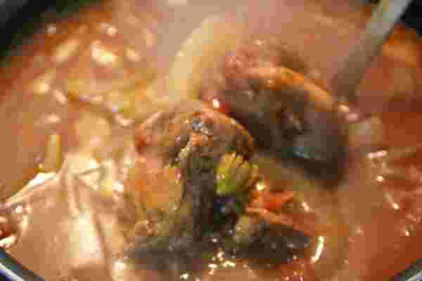 カレーを煮込んでる画像