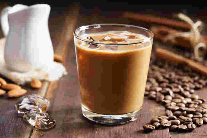 グラスに入ったコーヒー牛乳とコーヒー豆