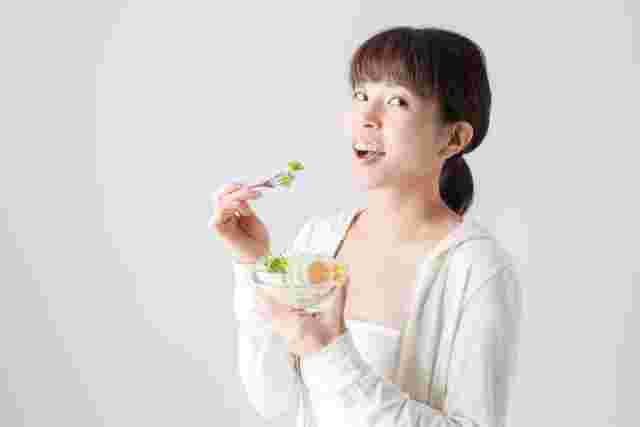 サラダを食べる女性