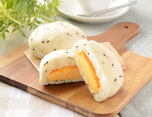 糖質オフの黒ごまとチェダーチーズクリームのパン