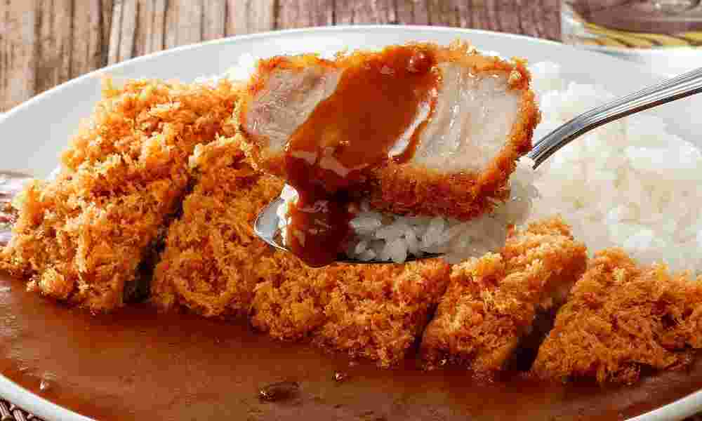 カツカレーをスプーンでひとすくい