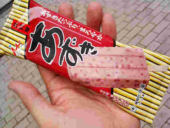 根強い人気の氷菓子であるあずきバーの様子