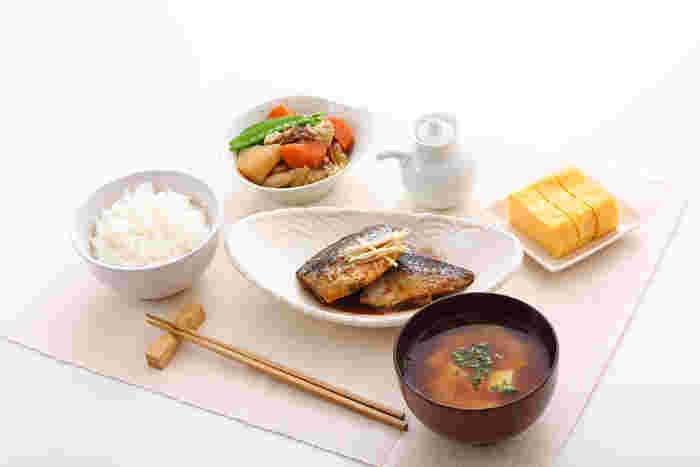 テーブルの上の美味しそうな和食