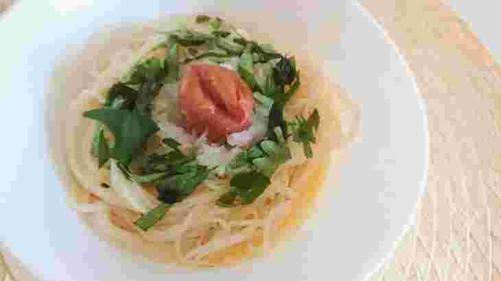 大根おろしと梅干が乗ったそうめん