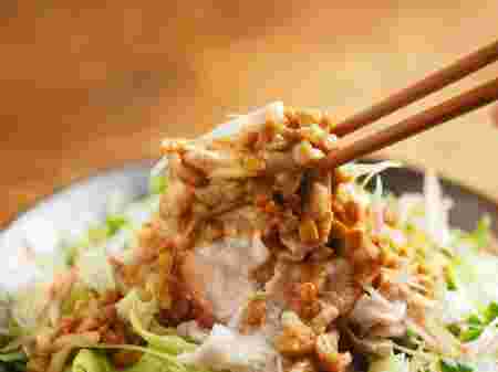 豚しゃぶに納豆がかかった料理