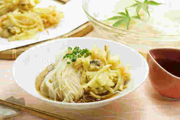 かき揚げを添えたそうめん