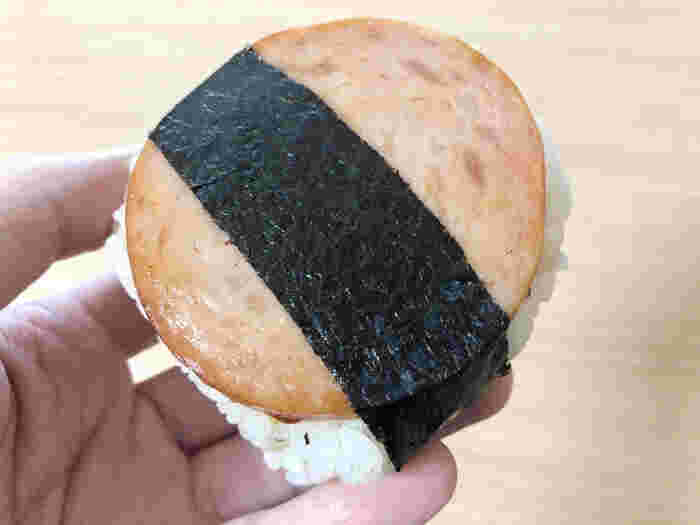 ソーセージおにぎりを手にとって見せているところ、様子。