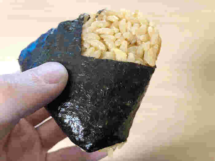 おにぎりを手にとっている様子。
