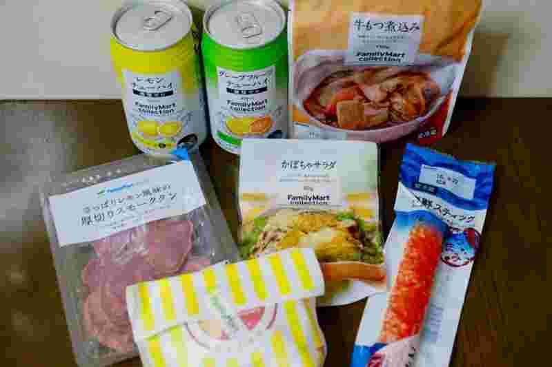 缶酎ハイ2本5種類のおつまみが表面を向けて並べらている
