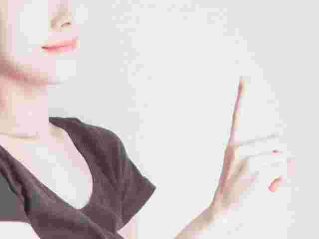 女性が人差し指を示している様子