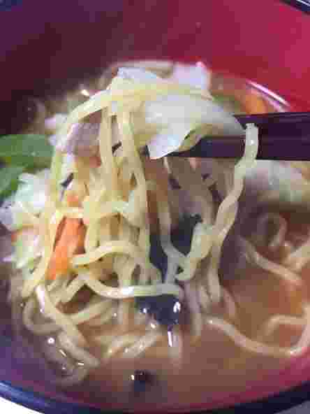 ローソンのラーメンの麵を箸で持ち上げている様子