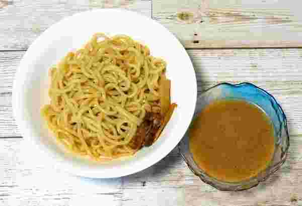 ローソンの焼き豚つけ麺を器に盛った様子