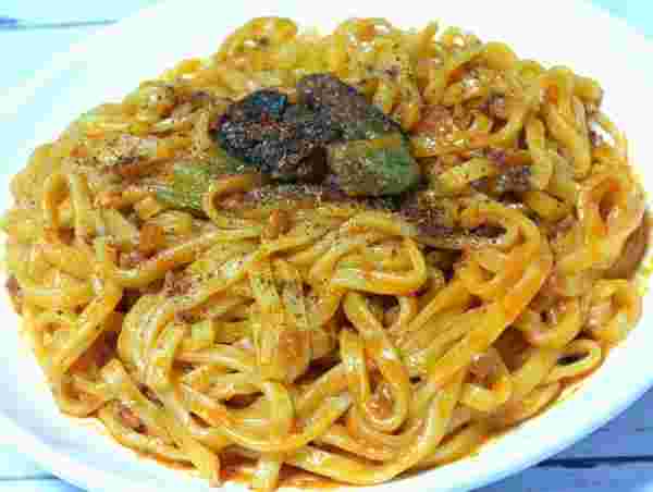 ローソンの汁なし担々麺をお皿に盛った様子