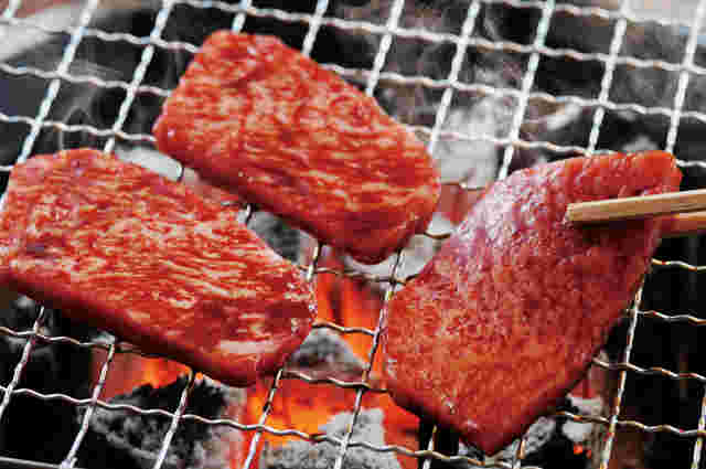 お肉を焼いている画像