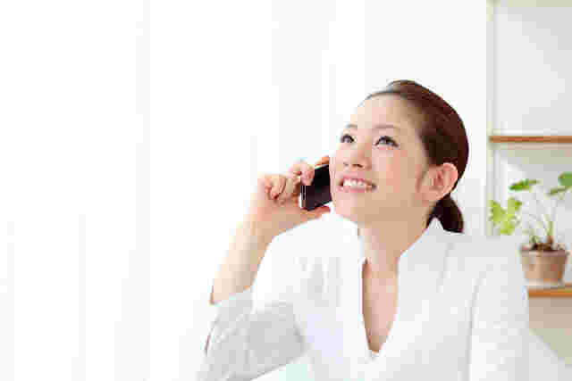 電話予約をしている女性