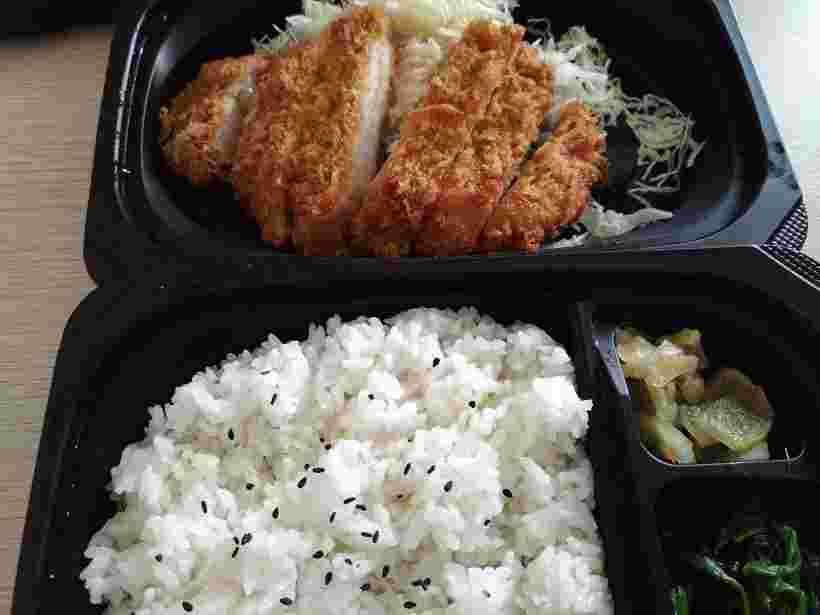 ガストの豚ロースのおろしとんかつ弁当の様子