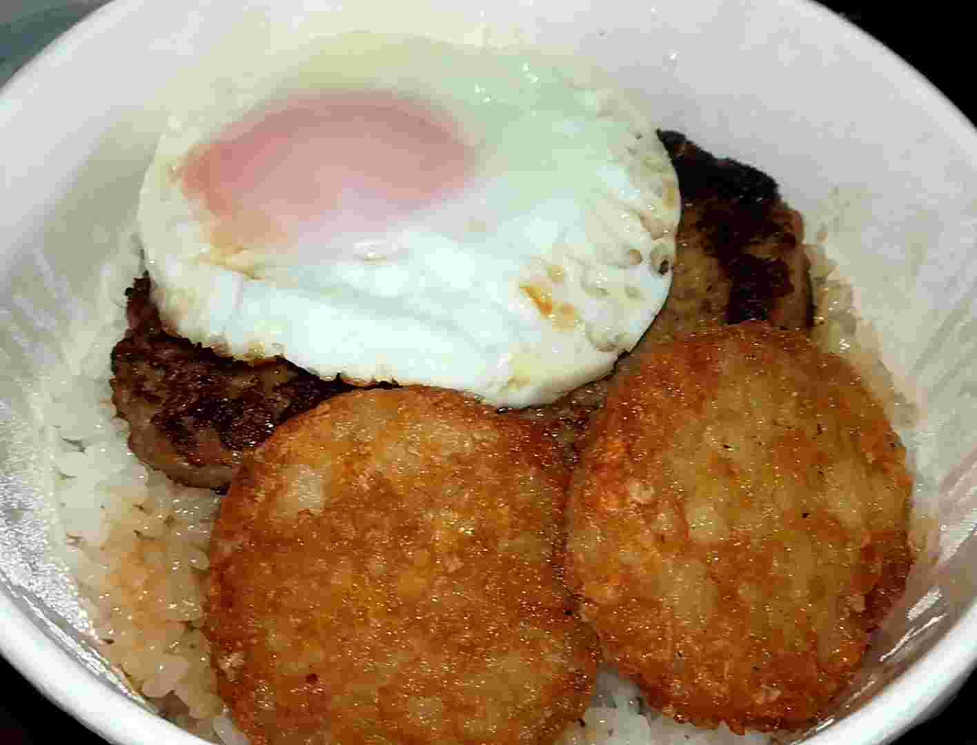 ガストのランチハンバーグロコモコ丼の様子