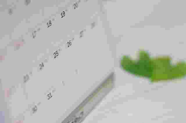 カレンダーを横から撮影している様子
