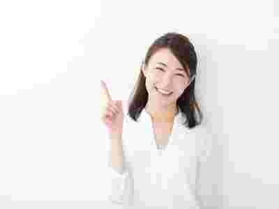 ポイントを人差し指で指し示す笑顔の女性