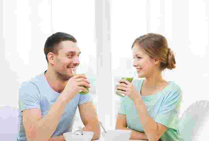 2人でグリーンスムージーを飲んでいる画像