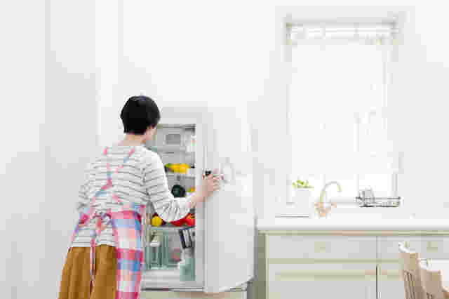 冷蔵庫を開ける女性