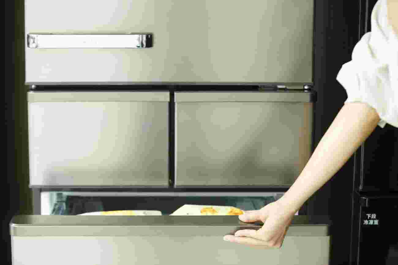 冷凍庫の引き出しを引く女性
