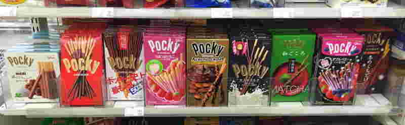 陳列棚に9種類の味の違うポッキーの箱が綺麗に並べられている