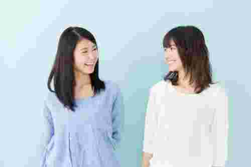 二人で談笑する女性たち