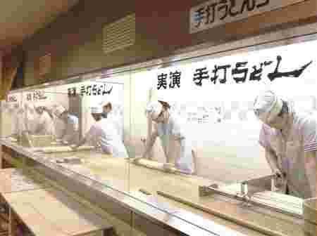 手打ちうどんの練習をする杵屋の新入社員たち