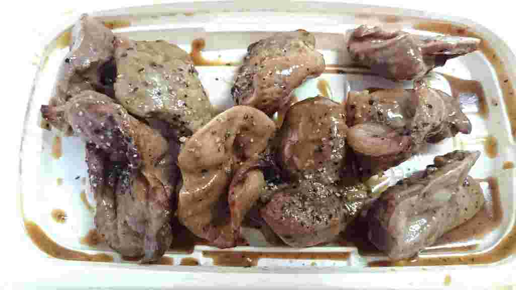 長方形の白いトレーに黒コショウとタレで味付けした砂肝が盛り付けられて美味しそう