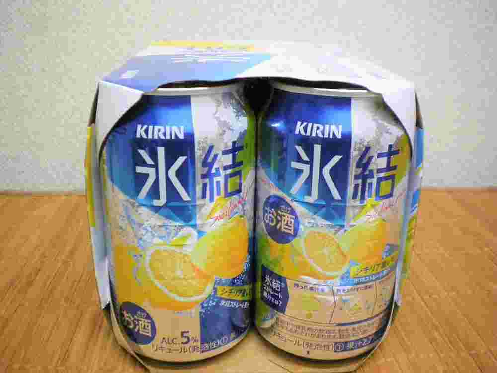 四角い筒状の中に350mlのレモンが輪切りされた表紙の酎ハイ缶が2本みえている