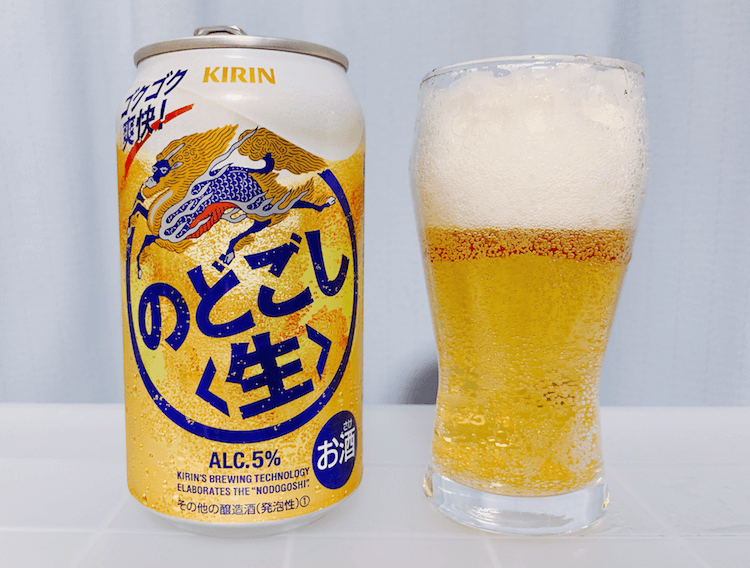 左に青色の字でのどごし生と記載されている350mlのビール缶、右にビールが入れられているグラス