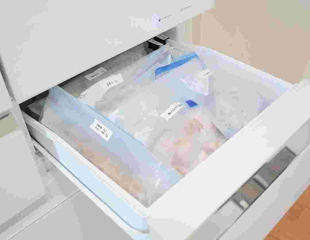 ラップに小分けして保存袋に入れて冷凍庫へ入れる