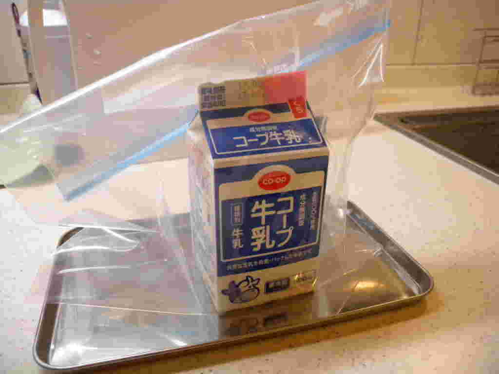 牛乳パックのままフリーザーバッグに入れる