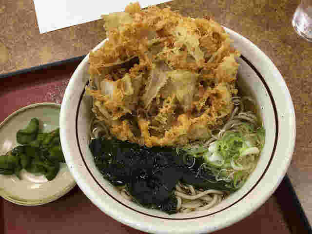 天ぷらうどんとおしんこ
